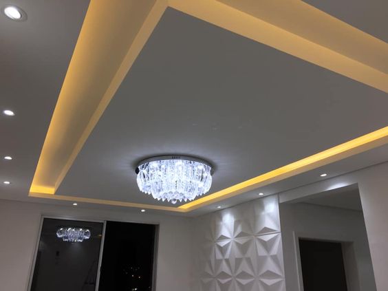 sala de jantar com sanca inevrtida com ilha e lustre cristal