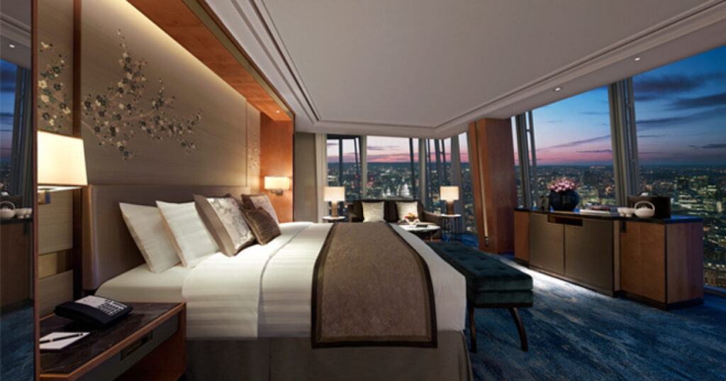 quarto contemporaneo moderno com bancada de trabalho maquiagem painel de tv shangri-la hotel chique londres london the shard