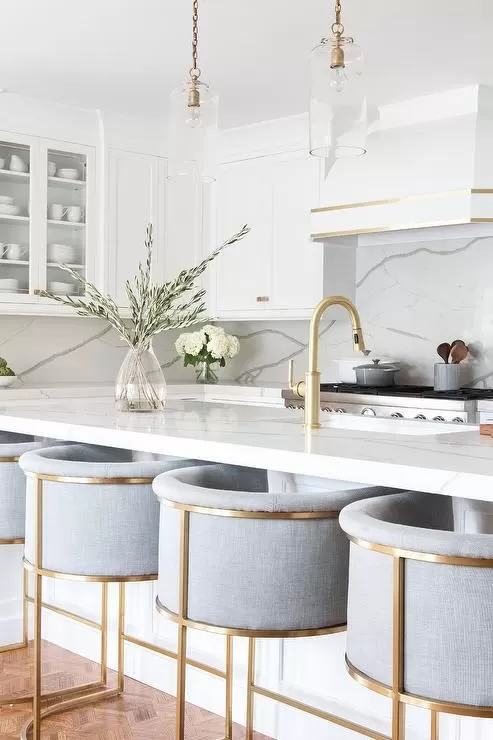 Bancada cozinha com poltrona metal dourado