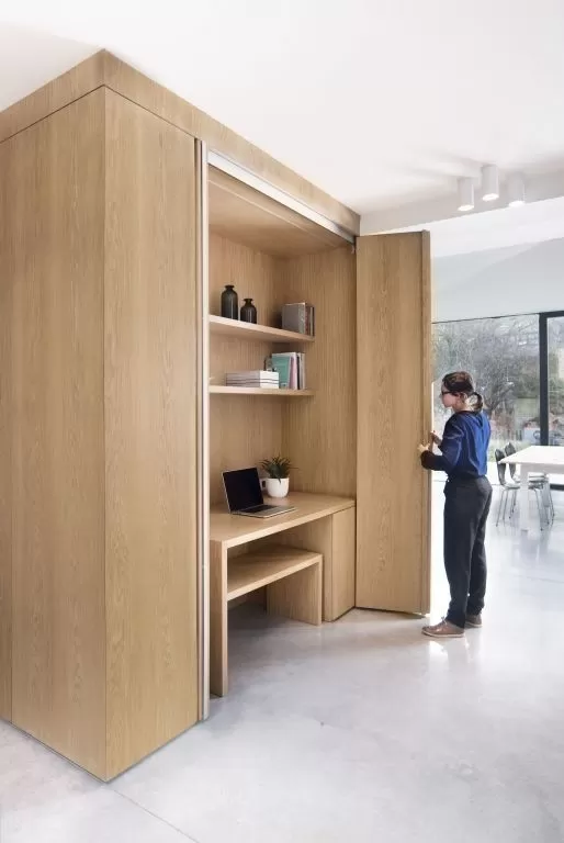 Home office no closet cloffice embutido com portas pequeno Melhores IDEIAS para PEQUENOS HOME OFFICES